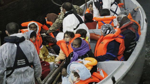 Hay muchas mujeres y niños entre los rescatados. (EFE)