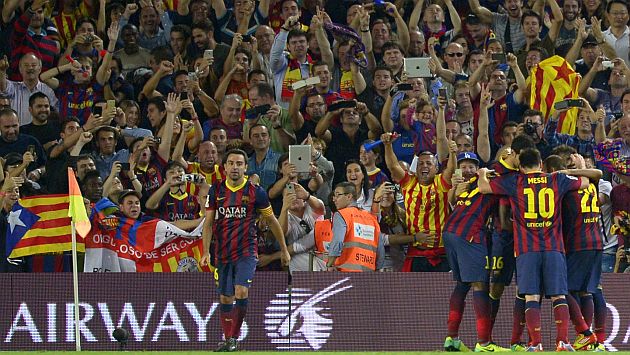 El Barcelona celebra un nuevo clásico con su gente, en su estadio. Un espectacular marco. (EFE)