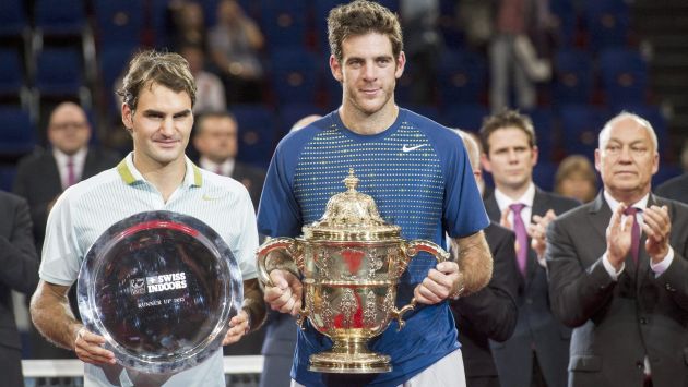 Federer y Del Potro con sus respectivos trofeos. (EFE)