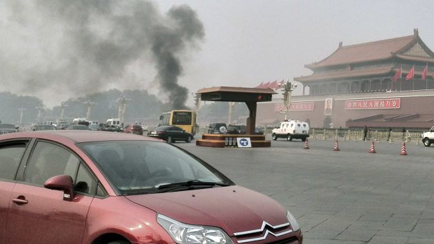 Auto causó pánico en la plaza Tiananmen. (Reuters)