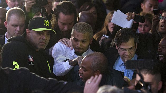Chris Brown fue escoltado por sus guardaespaldas. (AP)