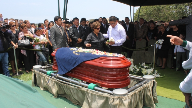 MUERTE IMPUNE. Jorge Izquierdo, asesinado de dos tiros el último viernes, fue enterrado ayer. (Randy Cardozo)
