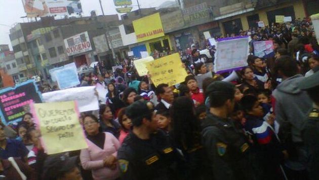 Escolares impiden salida de buses de la estación Naranjal. (@AlanAguilarO)