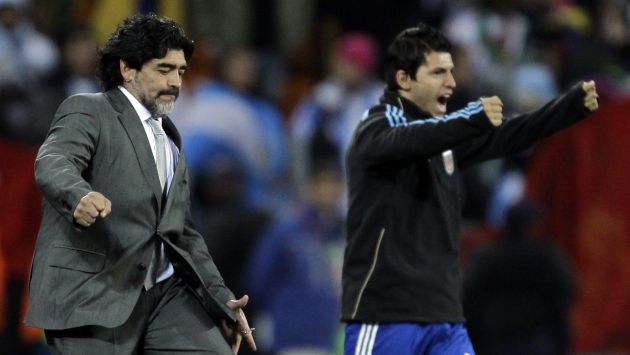 Diego Maradona dirigió en la selección de Argentina a Sergio Agüero. (AP)