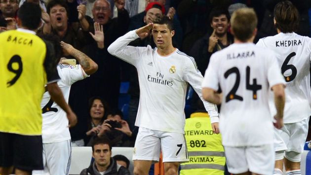 Cristiano Ronaldo hace el saludo militar luego de marcar de penal. (AFP)