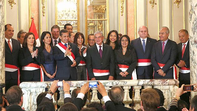 El gabinete en pleno durante la ceremonia en el Salón Dorado de Palacio. (Andina)