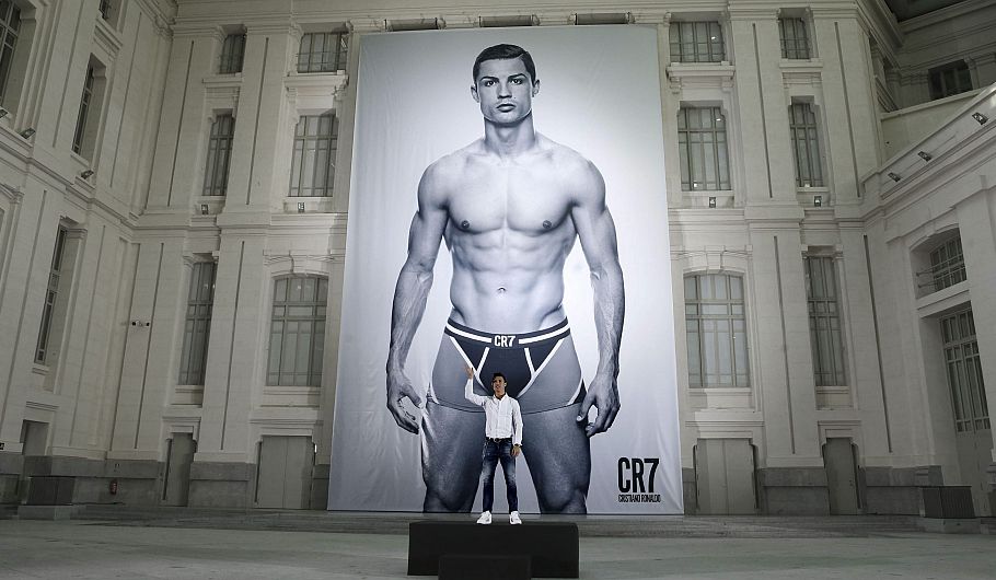 En calzoncillos y con su esculpido cuerpo a una escala de 15 metros, Cristiano Ronaldo promociona su nueva colección de ropa interior en el Ayuntamiento de Madrid. (EFE)