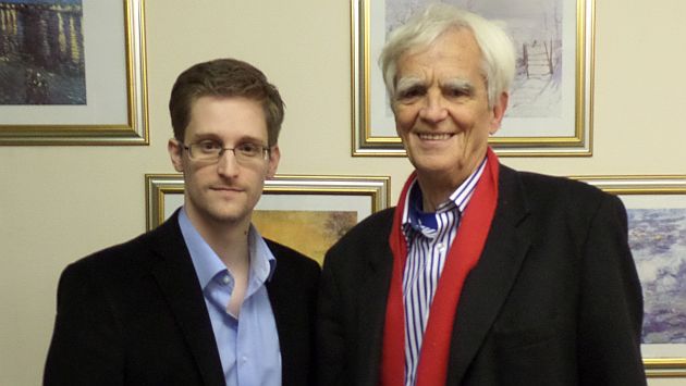 Edward Snowden y Hans-Christian Ströbele en Moscú. (AFP)