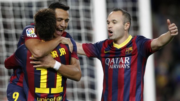 Alexis Sánchez abraza a Neymar tras anotar el gol ante el Espanyol. (Reuters)