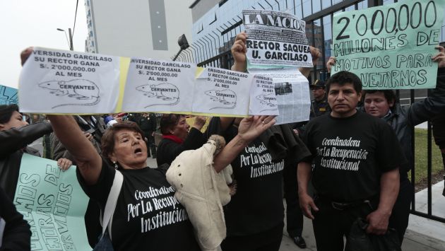 Manifestantes criticaban millonario sueldo de Luis Cervantes Liñán. (César Fajardo)