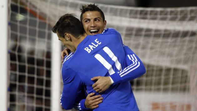 Cristiano Ronaldo recibe el saludo de Gareth Bale por su gol. (Reuters)