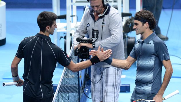 Novak Djokovic y Roger Federer se estrechan la mano luego de culminado el cotejo. (EFE)
