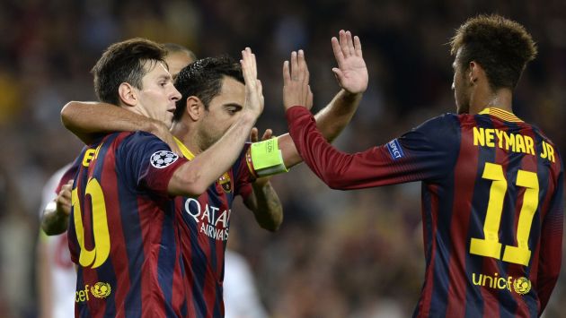 Neymar felicita a Lionel Messi por su doblete. (AFP)