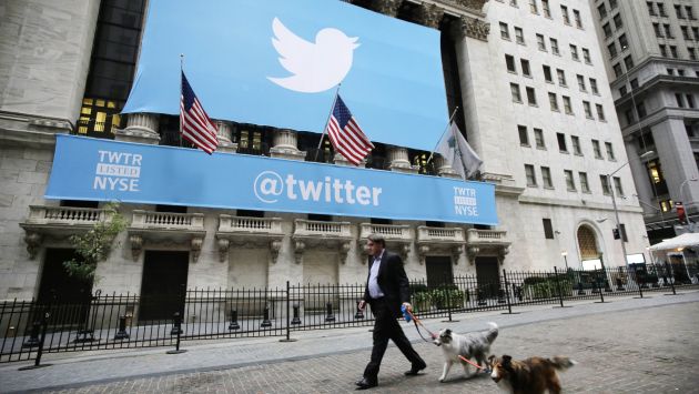Bolsa de Nueva York colocó un cartel de Twitter en la fachada. (AP)