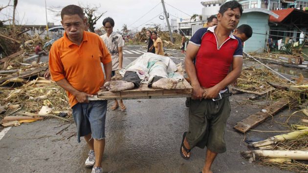 Equipos de rescate llegan a las regiones afectadas por tfón Haiyan. (Reuters)