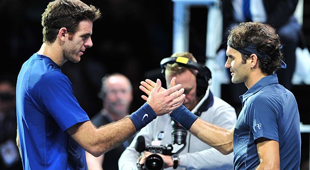 Del Potro y Federers se saludan después del partidazo que jugaron el Londres. (AFP)