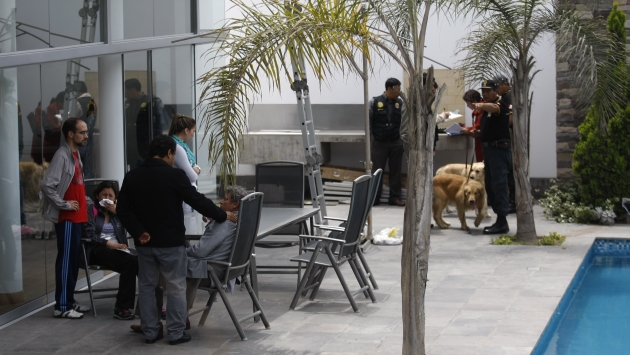 Las pericias. Policía realizó ayer pruebas de luminol en dos de las viviendas de la empresaria. (Luis Gonzales)