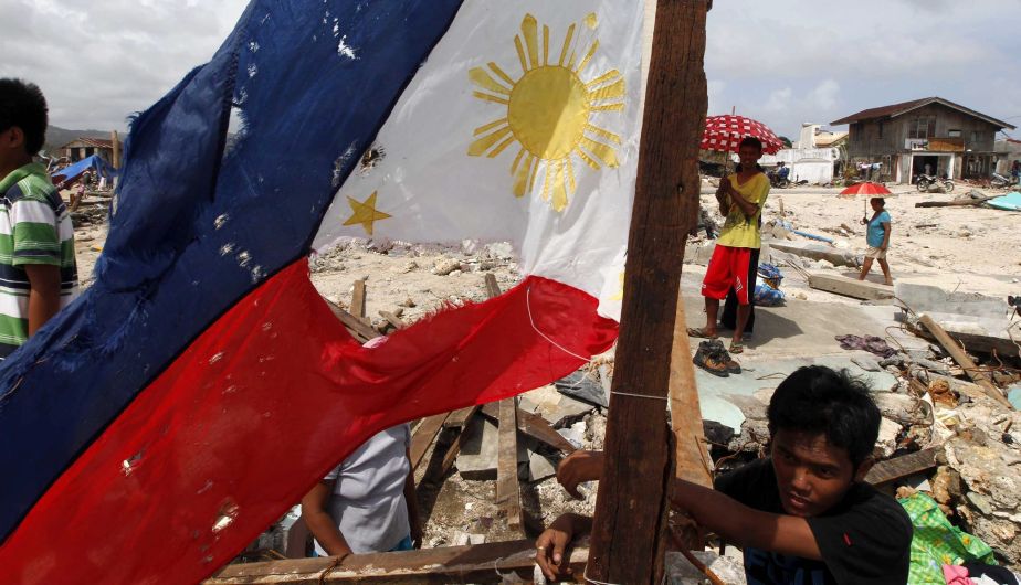 Los habitantes de las Filipinas suplican por alimentos, agua y medicinas mientras en las calles se puede ver cadáveres hinchados de víctimas del intenso tifón que azotó las islas. (EFE)