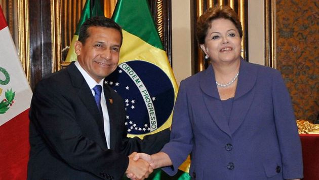 Dilma Rousseff y Ollanta Humala se estrechan las manos en Palacio de Gobierno. (Difusión)