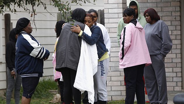 Familiares se consuelan tras tiroteo en Texas. (AP)