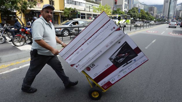 Miles de venezolanos se llevaron varios productos. (AFP)