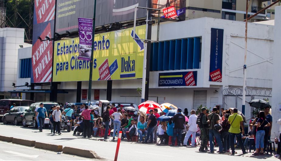 Miles de venezolanos se apostaron en varias tiendas de Caracas para comprar diversos productos. (EFE)