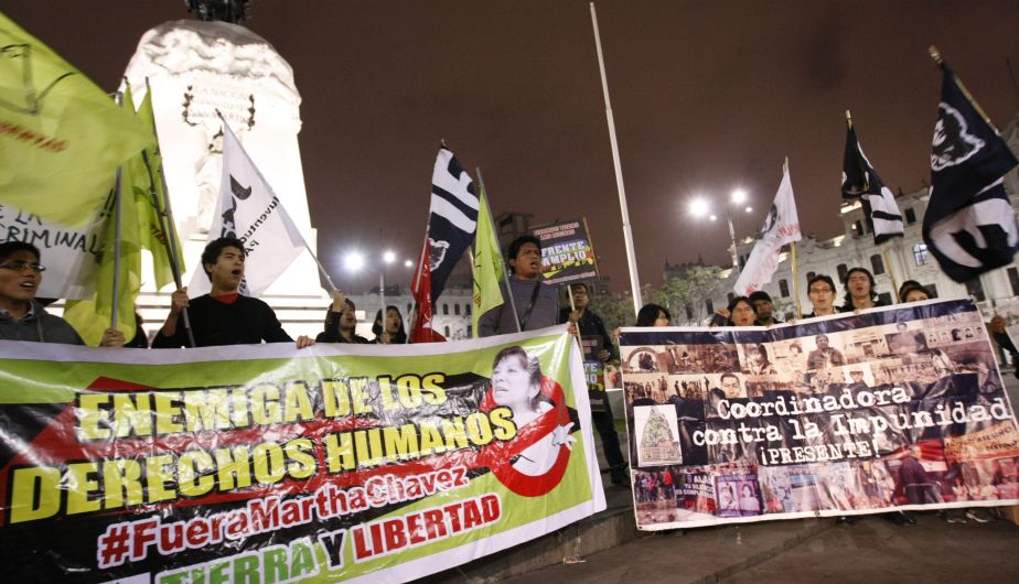 Decenas de personas protestaron por elección Martha Chávez como coordinadora del subgrupo de DDHH de la Comisión de Justicia. (Luis Gonzales)