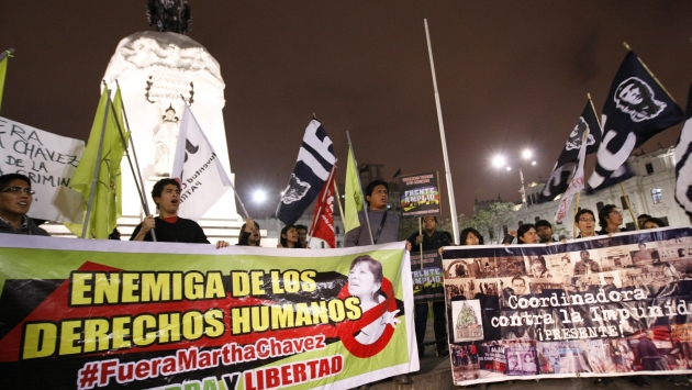 PROTESTAS. Grupos de ciudadanos se reunieron anoche en la plaza San Martín para reclamar por esta designación. (Luis Gonzales)