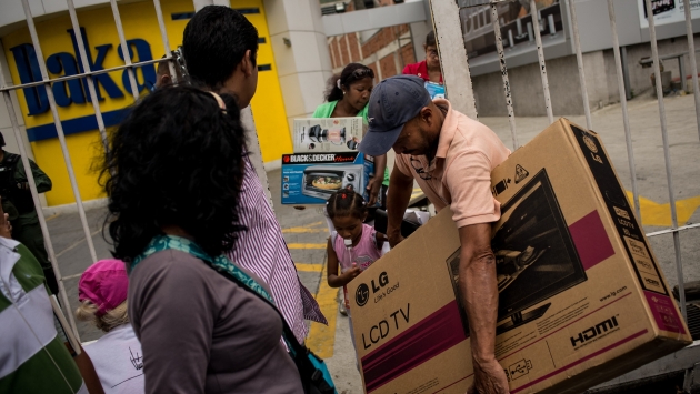 ¿SAQUEO LEGAL? Venezolanos compraron electrodomésticos por la rebaja impuesta por Maduro. (EFE)