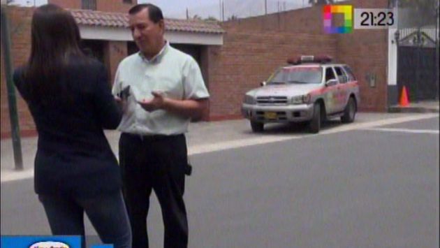 Preciso Instante en que un patrullero se retira de la vivienda de Óscar López Meneses ante la presencia de la prensa. (WillaxTV)