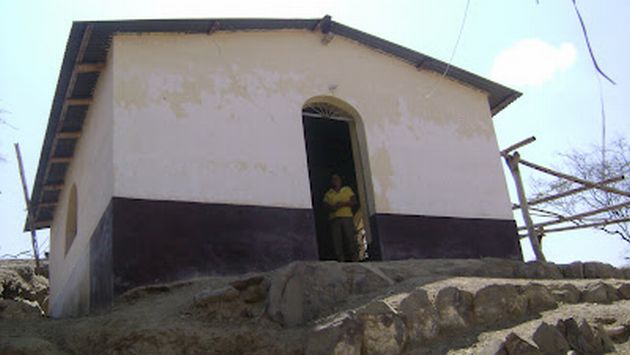 La iglesia de Olmos resultó afectada por fuerte sismo de ayer. (USI)