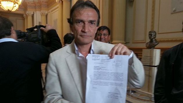 Héctor Becerril muestra la carta notarial que le envió Villafuerte. (El Comercio)