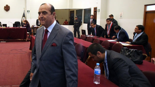 ¿Tiene poder? Críticos piden no descartar reuniones de Montesinos en casa de su operador Óscar López Meneses. (Perú21)