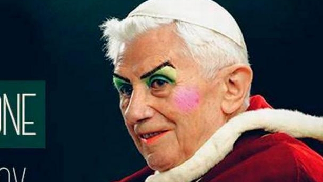 Joseph Ratzinger aparece con los ojos pintados con sombra verde, las cejas perfiladas, rubor y lápiz labial. (Internet)