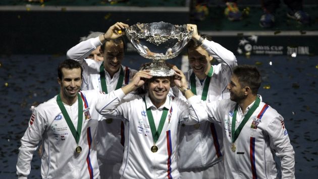 Equipo de tenis de la República Checa celebra el nuevo título de la Copa Davis. (AP)