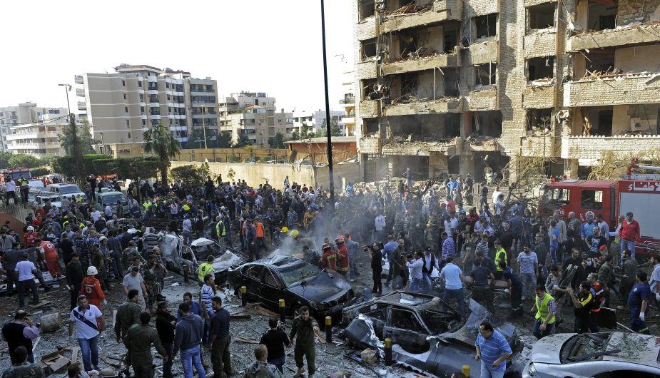Dos explosiones perpetradas por suicidas cerca de la Embajada de Irán, en el barrio de mayoría chií de Al Yinah, sur de Beirut, dejaron fatal resultado. (EFE)