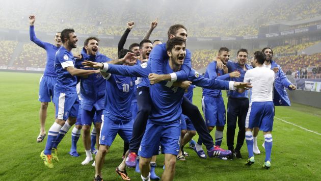 Grecia celebró a lo grande su clasificación al Mundial Brasil 2014. (AP)