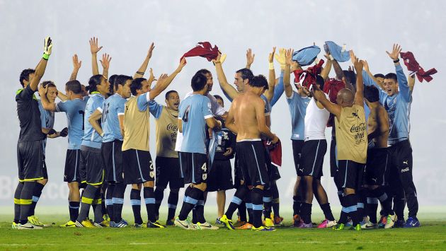 Uruguay celebró la clasificación en el estadio Centenario. (AFP)