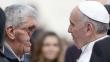 Papa Francisco abraza a un hombre con el rostro desfigurado [Fotos]