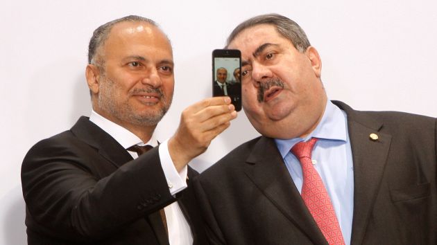 Hasta los políticos. Los ministros de Relaciones Exteriores de Emiratos Árabes e Iraq se tomaron una foto juntos practicando la que se considera la palabra del año. (AP)
