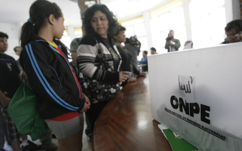 Vaya temprano a votar, evite las colas. Crédito: Perú 21.