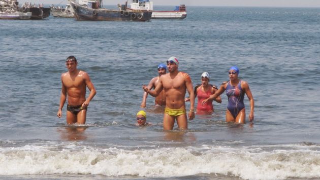 Nadadores tuvieron que ser auxiliados con frazadas y masajes musculares. (Internet/Referencial)