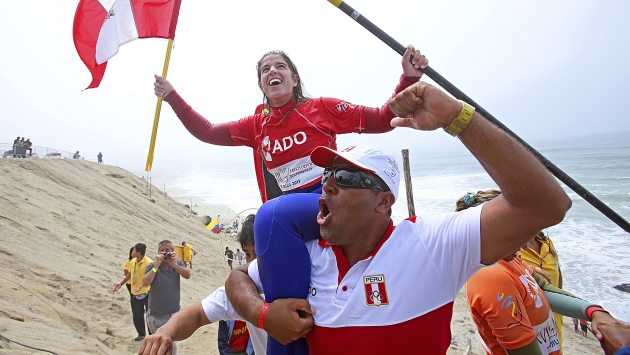 Reina de las olas. Brissa Málaga alcanzó la gloria en Sup surf, en Punta Rocas. (Difusión)