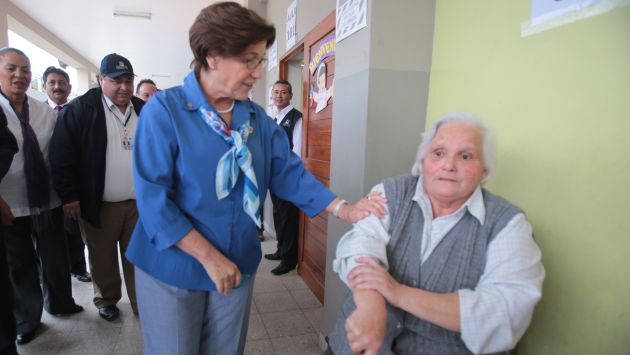 Una anciana desairó a la alcaldesa de Lima en los exteriores de su mesa de votación. (Martín Pauca)