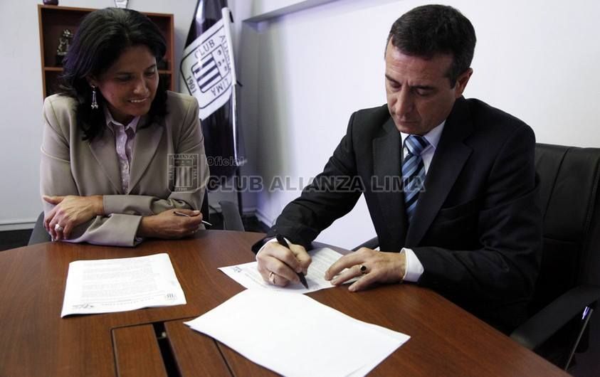 El técnico uruguayo Guillermo Sanguinetti firmó hoy el contrato que lo liga a Alianza Lima por todo el 2014. (Alianza Lima)