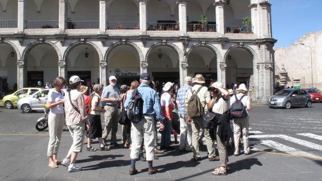 Los turistas que llegan a Arequipa tienen claro los lugares que desean visitar. (Heiner Aparicio)