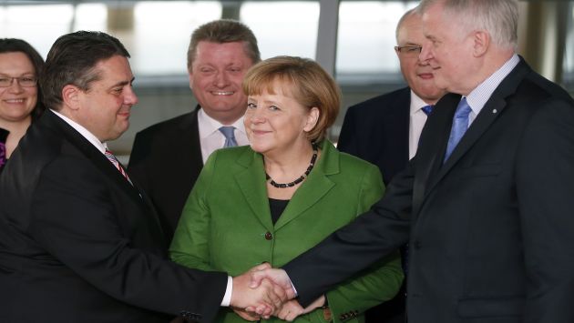 Angela Merkel con Horst Seehofer y Sigmar Gabriel. (AP)