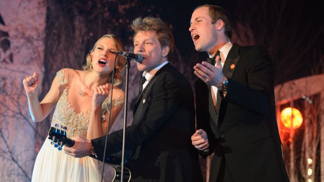 Swift, Bon Jovi y príncipe Guillermo en el escenario. (AP)