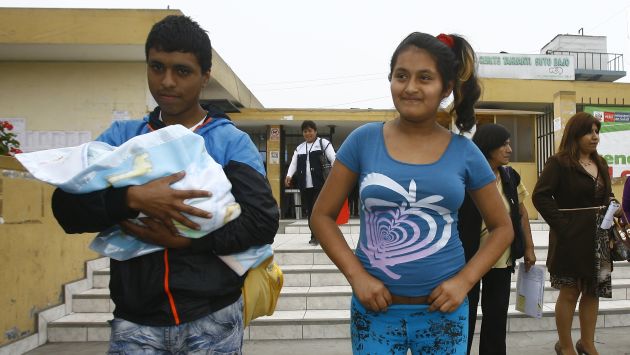 Mayra Quispe Sánchez y su pareja salen del establecimiento médico con su bebé en brazos. (Allen Quintana/Trome)