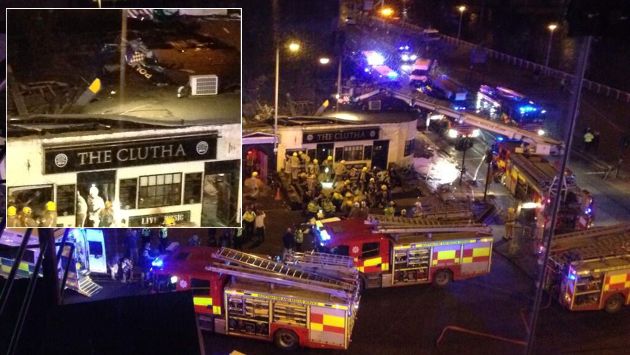 Helicóptero cayó sobre techo de bar en Glasgow. (AP)